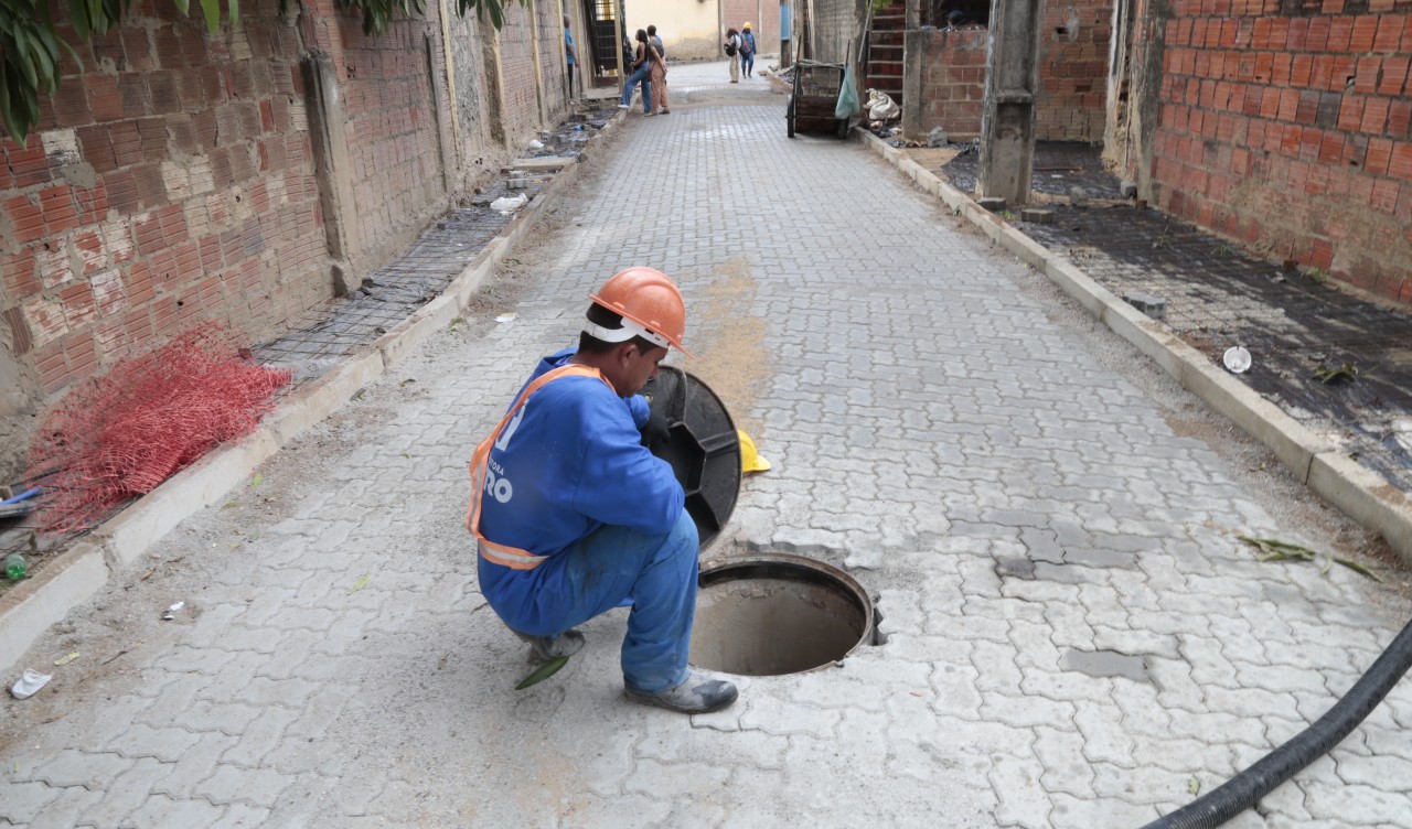 operário instalando piso intertravado